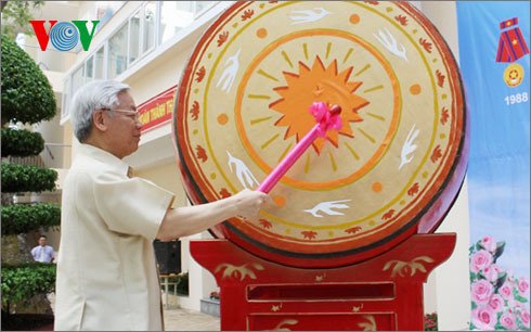 ท่านเหงียนฟู้จ๋อง เลขาธิการใหญ่พรรคคอมมิวนิสต์เวียดนามเข้าร่วมพิธีปฐมนิเทศภาคเรียนใหม่ในกรุงฮานอย